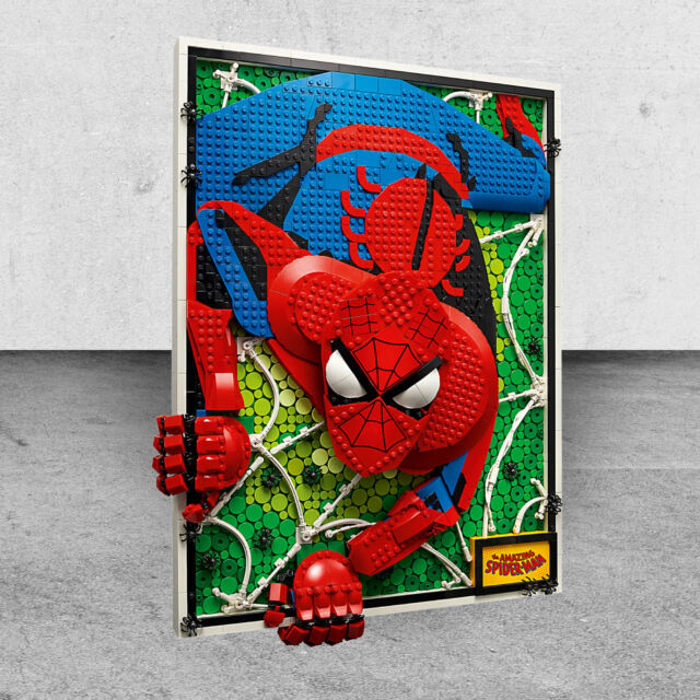 ✨ Rinde homenaje a uno de los superhéroes más populares del mundo con el set de construcción LEGO® Art El Increíble Spider-Man (31209). En esta exclusiva pieza en relieve, formada por capas de ladrillos LEGO, Spider-Man se sale del marco y la cabeza y los dedos se pueden colocar en diferentes posturas.Tributo a un superhéroe del cómic
Esta llamativa obra de arte contiene diversos detalles que entusiasmarán a los fans de Spider-Man. El fondo reproduce la técnica de impresión de puntos Ben-Dayutilizada en los cómics; también hay 15 arañas en referencia al número 15 de Amazing Fantasy, el debut de Spider-Man en agosto de 1962; y, además, integra una caja de texto en la esquina inferior con su famosa frase: “With great power there must also come great responsibility”.Disponible en nuestra tienda 👉rocobricks.es👈 por solo 179,99€.
.
.
.
.
.
.
#LEGOUCS #Marvel #SpiderMan #LEGOStarWars #Rocobricks #ColeccionablesLEGO #SetsDeColección #EdiciónLimitada #OfertaLEGO #FanáticosDeLEGO #LadrillosLEGO #PasiónPorLEGO #ArteConLadrillos #ColeccionistasLEGO #MarvelFans #InfinitySaga #GuardiansOfTheGalaxy #Thor #IronMan #Hulk #BlackWidow #DoctorStrange #LEGOCollectors #BricksForCollectors #NovedadesLEGO #DiversiónConLEGO #RegaloPerfecto #ConstruyeTusSueños