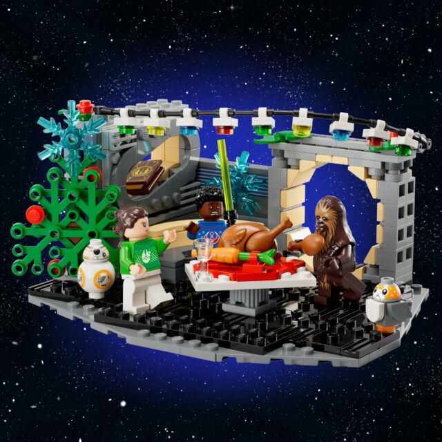 ✨ Con las últimas novedades de LEGO en septiembre, han salido a la venta los calendarios de Adviento y dos sets navideños de LEGO Star Wars. Ahora, se suma a la lista el Diorama Festivo: Halcón Milenario (40658).Un conjunto inspirado en el especial de Navidad de LEGO Star Wars del año 2020. El diorama representa la zona de literas del Halcón Milenario y cuenta con decoración navideña 🎄Incluye tres minifigs: Chewbacca, Fin y Rey, con atuendos festivos.El set saldrá a la venta el día 1 de octubre con un precio de 29,99€ y si lo quieres adquirir es exclusivo de la tienda online de LEGO. Lo encuentras en: ⭐️www.lego.com⭐️¡Síguenos para más novedades!👉rocobricks.es👈
.
.
.
.
.
.
.
#starwarslego #legoleaks #legonews #chewbacca #afol #lego #legostarwars #starwars #reyskywalker #milleniumfcon #starwarsrebels #lego #legobricks #legofan #instalego #hellobricks #legophotography #legophoto #legoinstagram #toys #toyphotography #minifigures #legominifigures #afol #rocobricks #halconmilenario